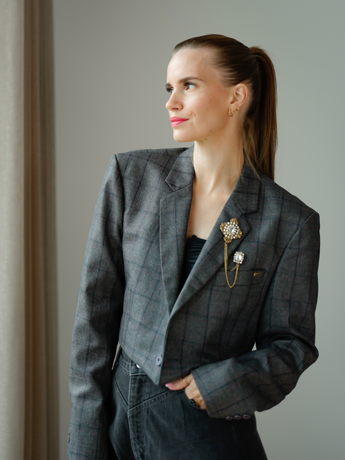 Vintage Vibes kort ternet blazer med broche – No 296 fra LÉ MOSCH, kort blazer med fine tern, elegant kort blazer med broche,  