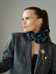 Vintage Vibes kort ternet blazer med broche – No 296 fra LÉ MOSCH, kort blazer med fine tern, elegant kort blazer med broche,  