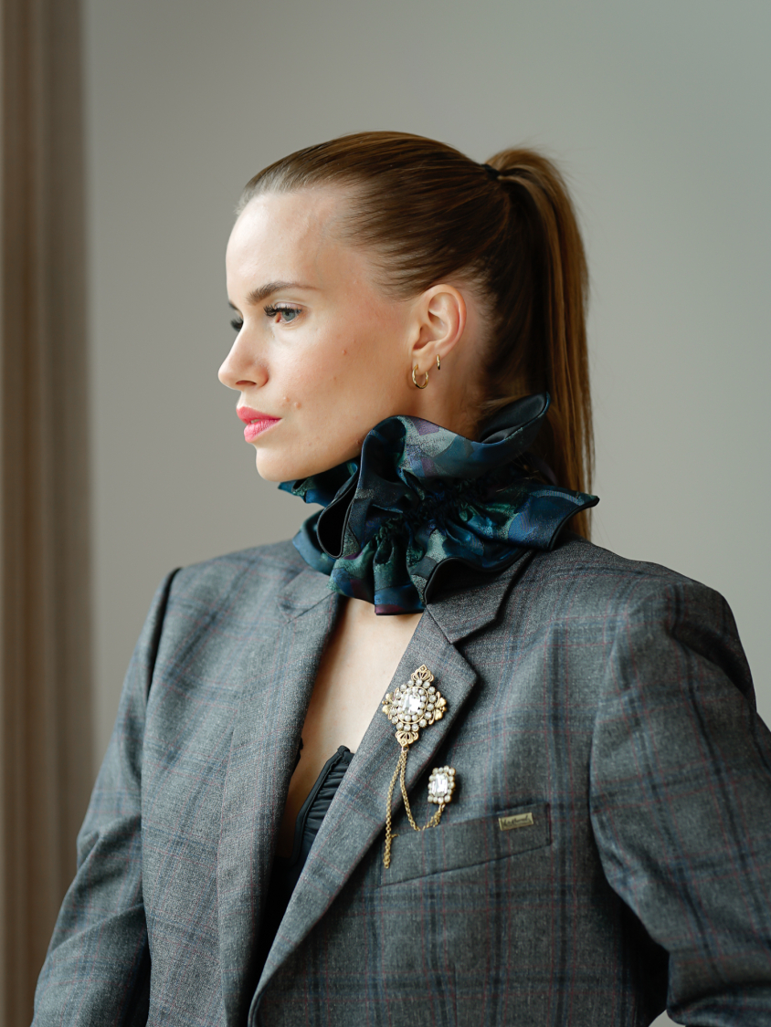 Vintage Vibes kort ternet blazer med broche – No 296 fra LÉ MOSCH, kort blazer med fine tern, elegant kort blazer med broche,  