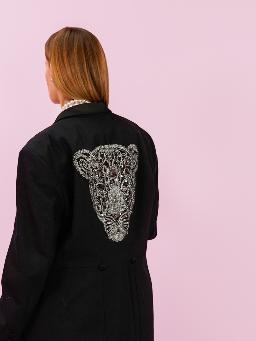 Vintage Vibes sort svalehale med tigerpatch – No 297 fra LÉ MOSCH, svalehale jakke med pynt på ryggen, elegant og anderledes svalehale,