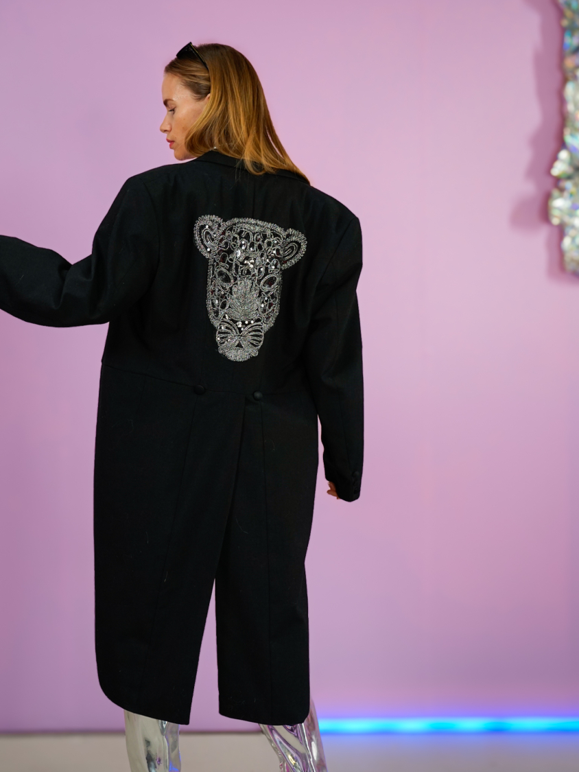 Vintage Vibes sort svalehale med tigerpatch – No 297 fra LÉ MOSCH, svalehale jakke med pynt på ryggen, elegant og anderledes svalehale,