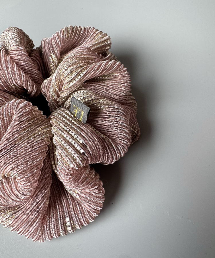 Callie mega scrunchie i rosa fra LÉ MOSCH, lækker og fyldig scrunchie, mega scrunchie i glitterlook, 
