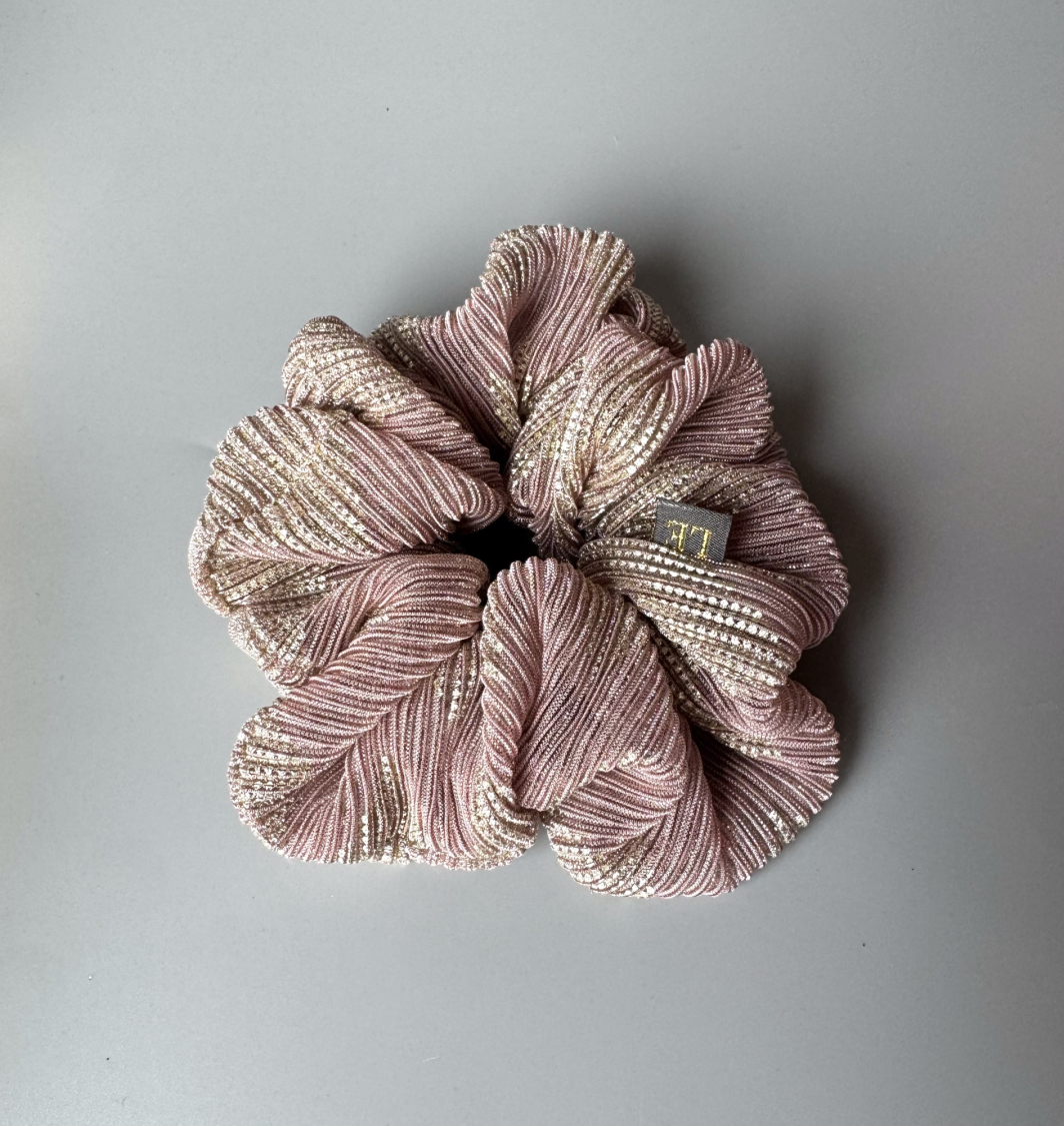 Callie mega scrunchie i rosa fra LÉ MOSCH, lækker og fyldig scrunchie, mega scrunchie i glitterlook, 