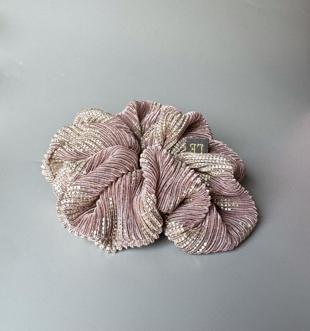 Callie mega scrunchie i rosa fra LÉ MOSCH, lækker og fyldig scrunchie, mega scrunchie i glitterlook,