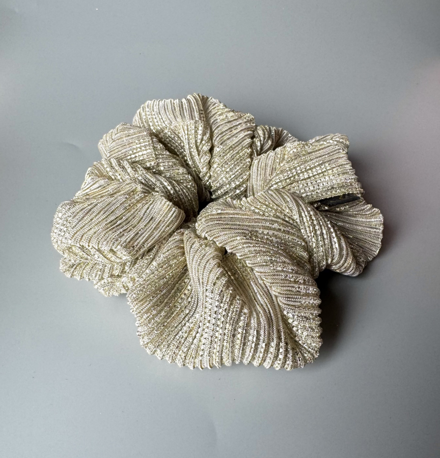 Callie mega scrunchie i gylden fra LÉ MOSCH, lækker og fyldig scrunchie, mega scrunchie i glitterlook,