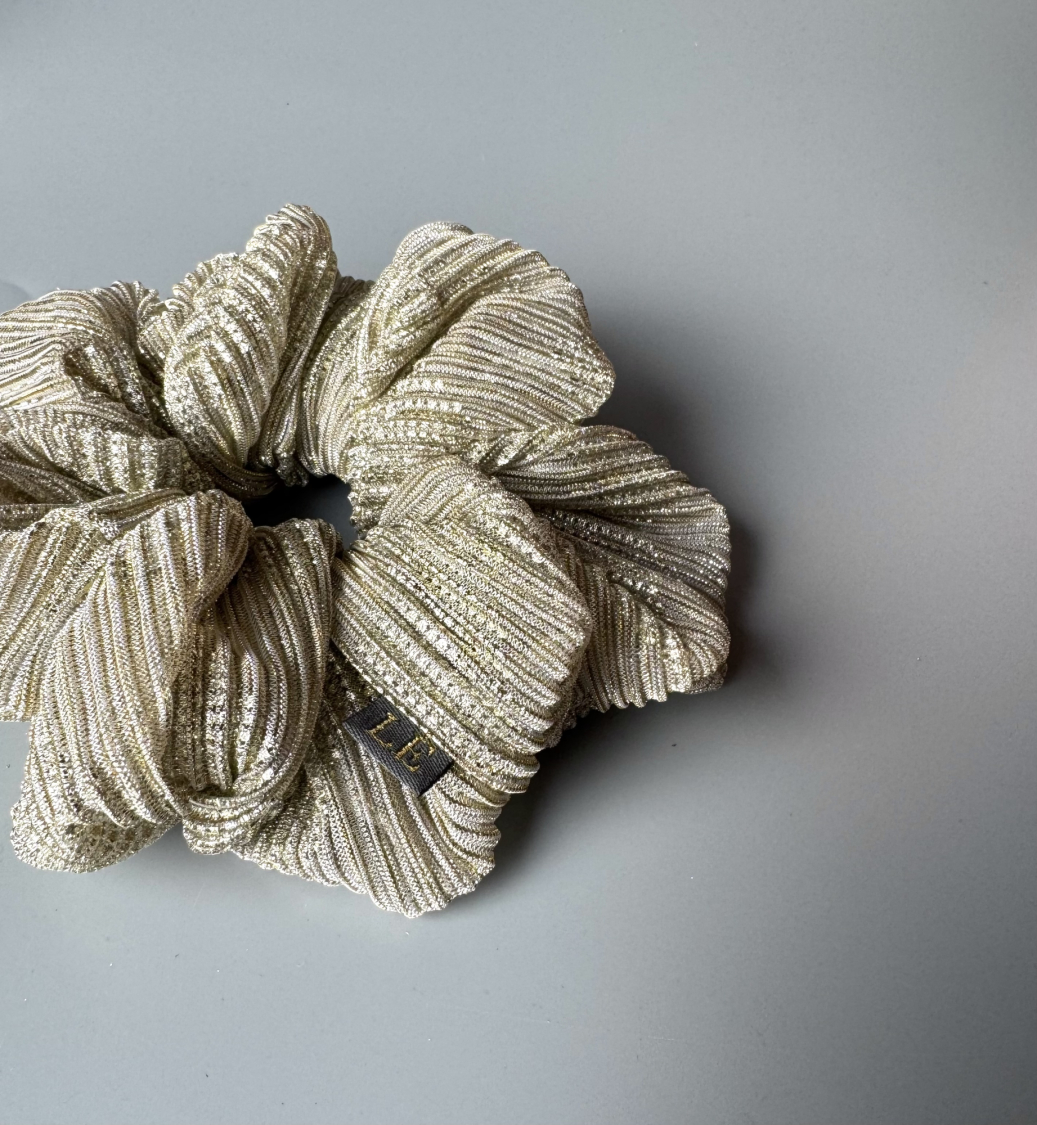 Callie mega scrunchie i gylden fra LÉ MOSCH, lækker og fyldig scrunchie, mega scrunchie i glitterlook,