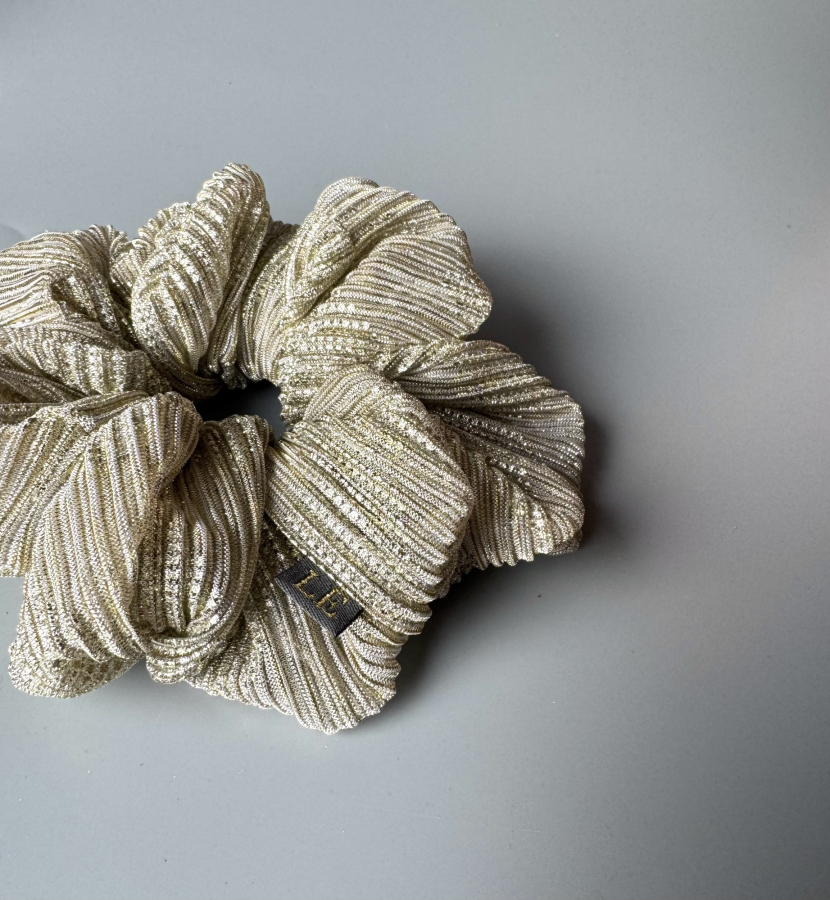 Callie mega scrunchie i gylden fra LÉ MOSCH, lækker og fyldig scrunchie, mega scrunchie i glitterlook,