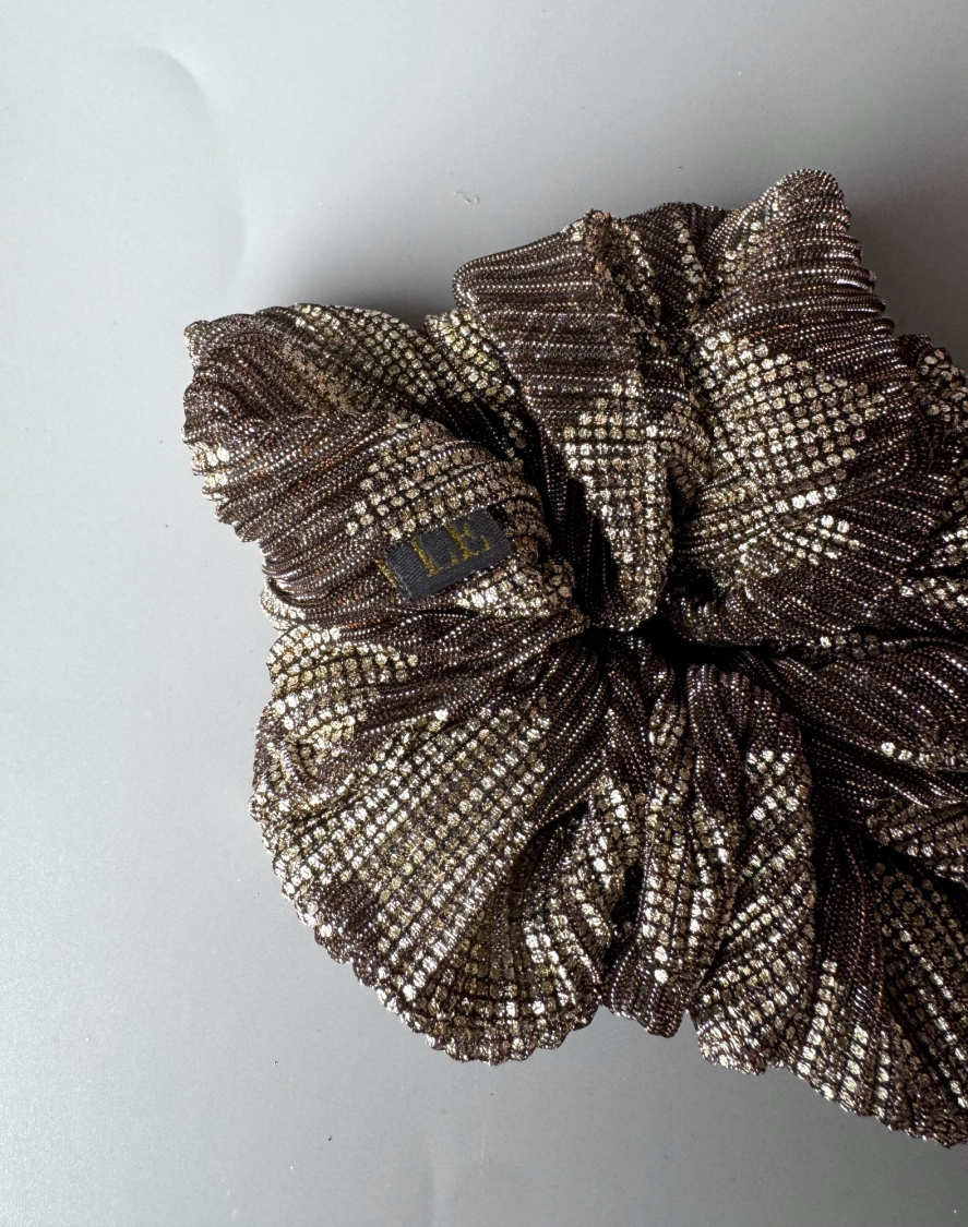 Callie mega scrunchie i brun og gylden fra LÉ MOSCH, lækker og fyldig scrunchie, mega scrunchie i glitterlook,