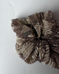 Callie mega scrunchie i brun og gylden fra LÉ MOSCH, lækker og fyldig scrunchie, mega scrunchie i glitterlook,