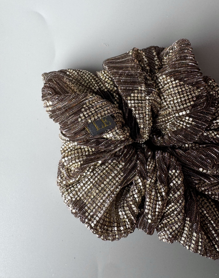 Callie mega scrunchie i brun og gylden fra LÉ MOSCH, lækker og fyldig scrunchie, mega scrunchie i glitterlook,