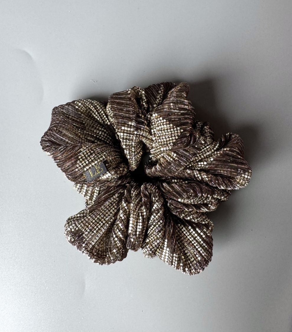 Callie mega scrunchie i brun og gylden fra LÉ MOSCH, lækker og fyldig scrunchie, mega scrunchie i glitterlook,