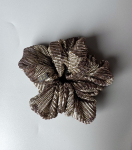Callie mega scrunchie i brun og gylden fra LÉ MOSCH, lækker og fyldig scrunchie, mega scrunchie i glitterlook,