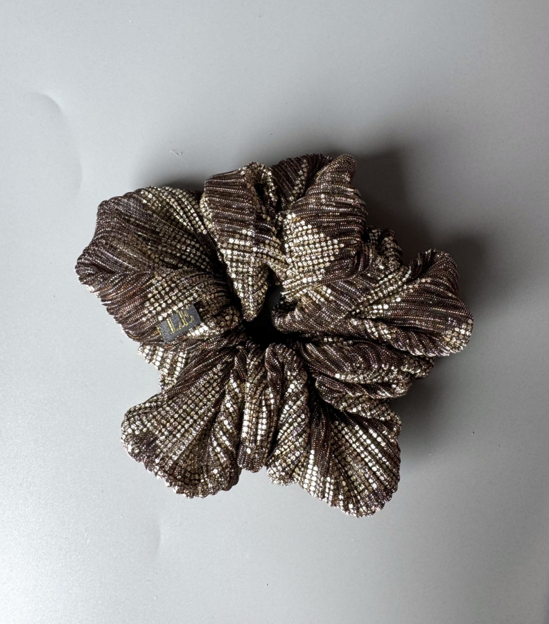 Callie mega scrunchie i brun og gylden fra LÉ MOSCH, lækker og fyldig scrunchie, mega scrunchie i glitterlook,