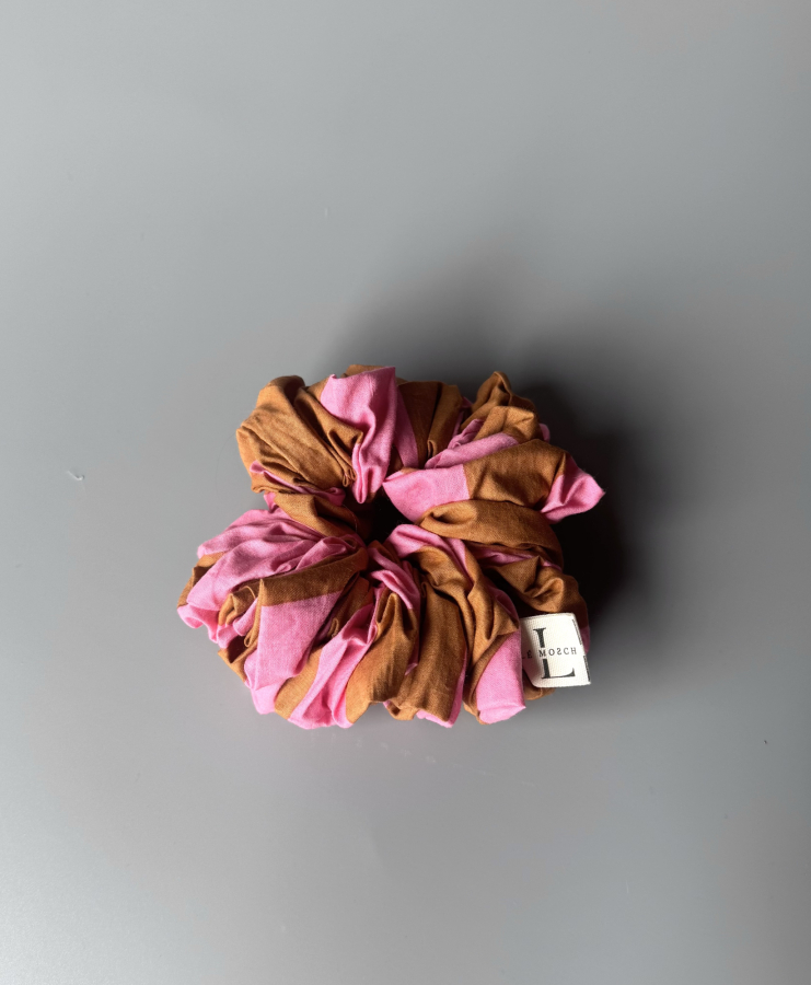 Lullu mega scrunchie i pink og brun fra LÉ MOSCH, dekorativ stor scrunchie, sød stribet scrunchie, 