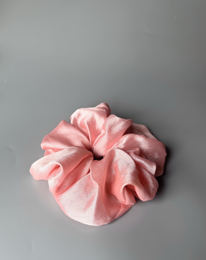 Giga scrunchie i rosa fra LÉ MOSCH, lækker og fyldig scrunchie, 