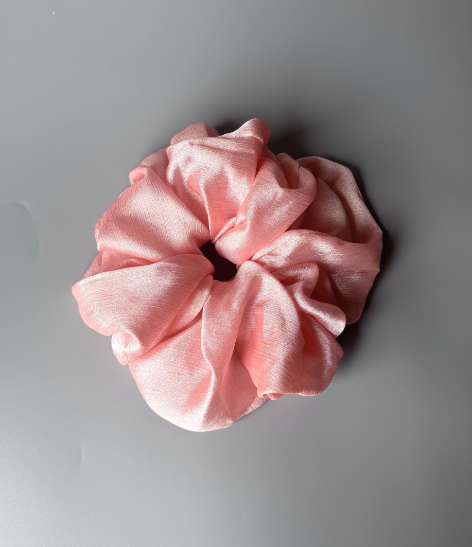 Giga scrunchie i rosa fra LÉ MOSCH, lækker og fyldig scrunchie, 