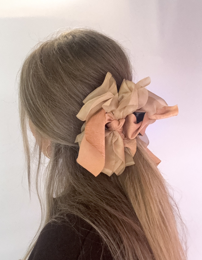 Elka hårklemme i peachy og khaki fra LÉ MOSCH, asymmetrisk hårklemme med sløjfer, hårklemme i brændte nuancer, 
