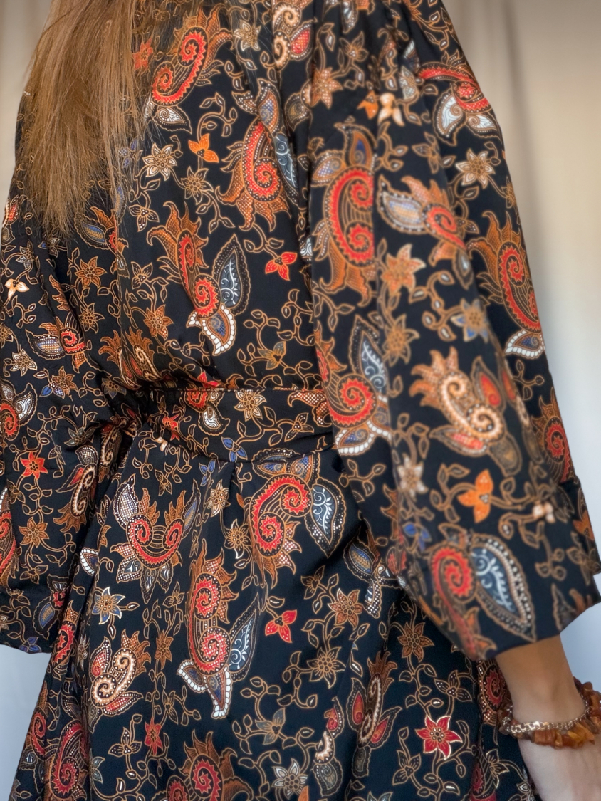 Maria kimono no 401 fra LÉ MOSCH, skøn unik kimono med fint print, anvendelig kimono i sort gylden orange og blå, 