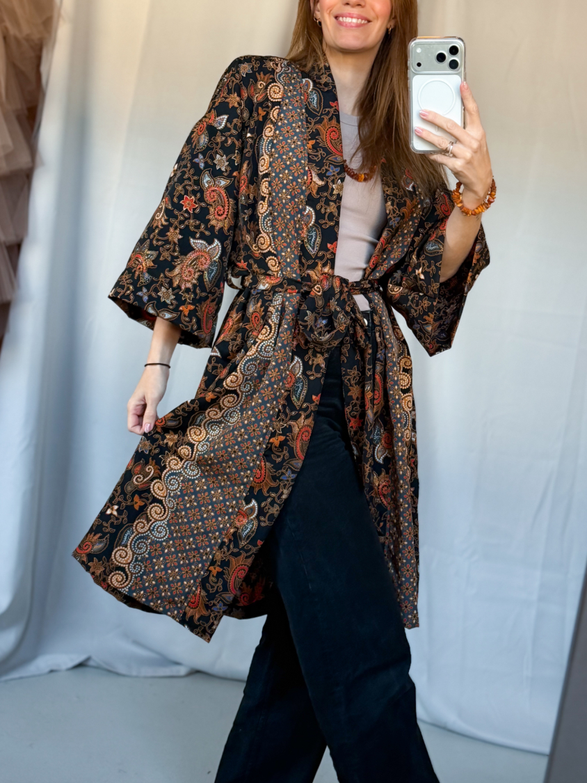 Maria kimono no 401 fra LÉ MOSCH, skøn unik kimono med fint print, anvendelig kimono i sort gylden orange og blå, 
