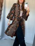 Maria kimono no 401 fra LÉ MOSCH, skøn unik kimono med fint print, anvendelig kimono i sort gylden orange og blå, 
