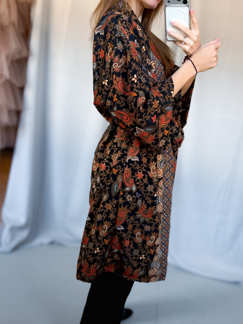 Maria kimono no 401 fra LÉ MOSCH, skøn unik kimono med fint print, anvendelig kimono i sort gylden orange og blå, 