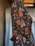 Maria kimono no 401 fra LÉ MOSCH, skøn unik kimono med fint print, anvendelig kimono i sort gylden orange og blå, 