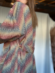Maria kimono no 402 fra LÉ MOSCH, skøn unik kimono med fint print, anvendelig kimono i gylden rød og blå, 
