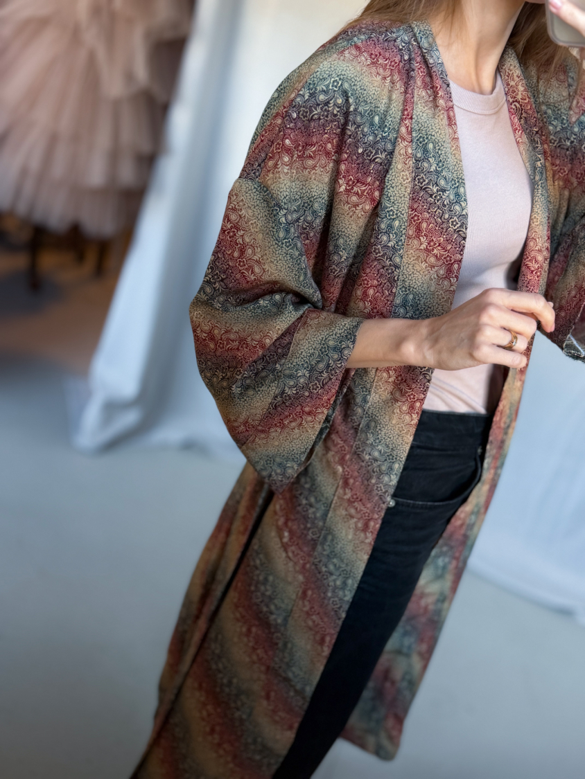 Maria kimono no 402 fra LÉ MOSCH, skøn unik kimono med fint print, anvendelig kimono i gylden rød og blå, 