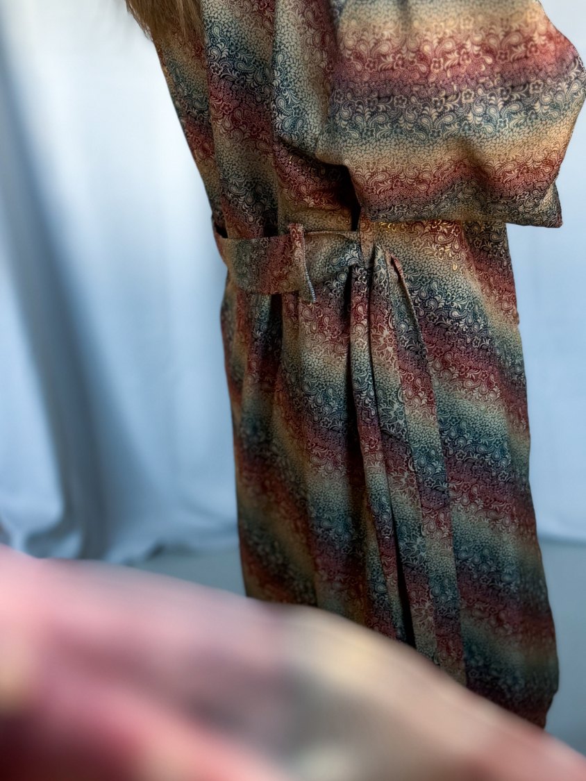 Maria kimono no 402 fra LÉ MOSCH, skøn unik kimono med fint print, anvendelig kimono i gylden rød og blå, 