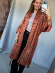 Maria kimono no 403 fra LÉ MOSCH, skøn unik kimono med fint print, anvendelig kimono i gylden og rød, 