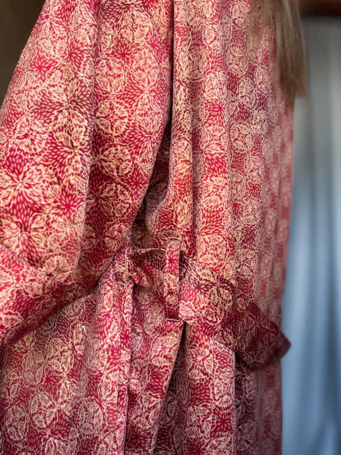 Maria kimono no 403 fra LÉ MOSCH, skøn unik kimono med fint print, anvendelig kimono i gylden og rød, 
