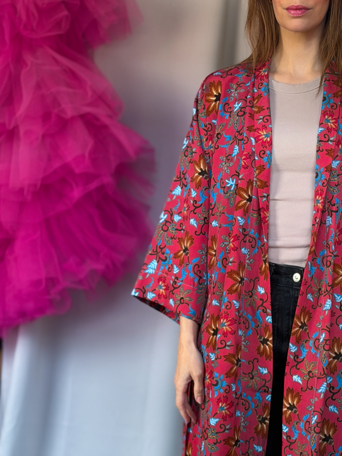 Maria kimono no 404 fra LÉ MOSCH, skøn unik kimono med fint print, anvendelig kimono i pink, 