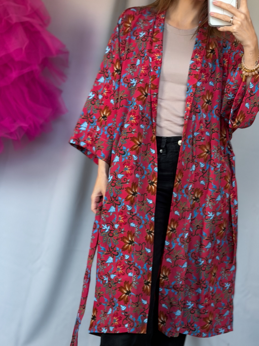 Maria kimono no 404 fra LÉ MOSCH, skøn unik kimono med fint print, anvendelig kimono i pink, 