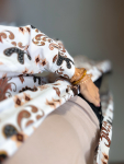 Maria kimono no 405 fra LÉ MOSCH, skøn unik kimono med fint print, anvendelig kimono i hvid og brun, 