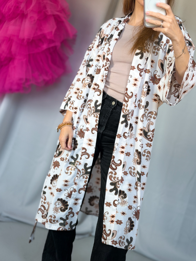 Maria kimono no 405 fra LÉ MOSCH, skøn unik kimono med fint print, anvendelig kimono i hvid og brun, 