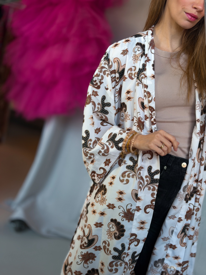 Maria kimono no 405 fra LÉ MOSCH, skøn unik kimono med fint print, anvendelig kimono i hvid og brun, 