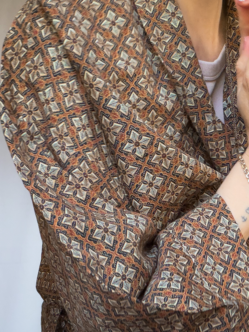 Maria kimono no 406 fra LÉ MOSCH, skøn unik kimono med fint print, anvendelig kimono i sort og brun, 