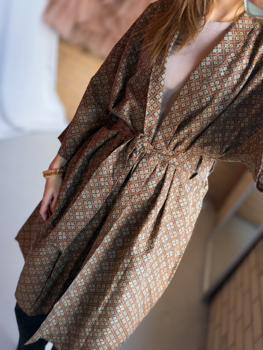Maria kimono no 406 fra LÉ MOSCH, skøn unik kimono med fint print, anvendelig kimono i sort og brun, 