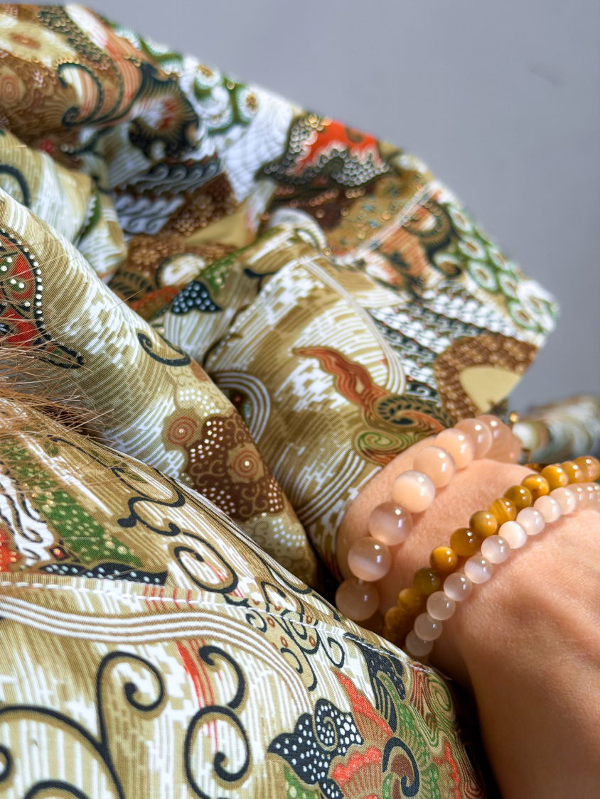 Maria kimono no 407 fra LÉ MOSCH, skøn unik kimono med fint print, anvendelig kimono i et fint farverigt mønster, 