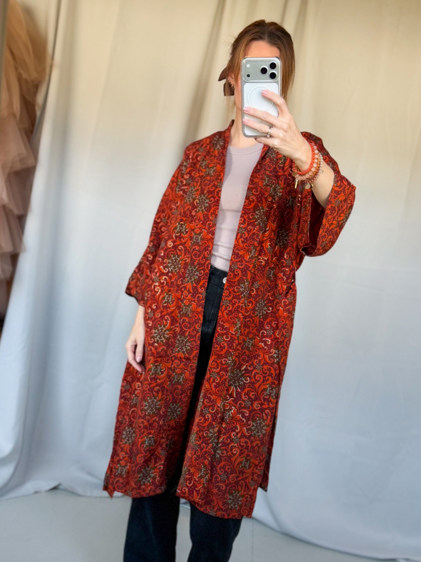 Maria kimono no 408 fra LÉ MOSCH, skøn unik kimono med fint print, anvendelig kimono i et fint farverigt mønster, 