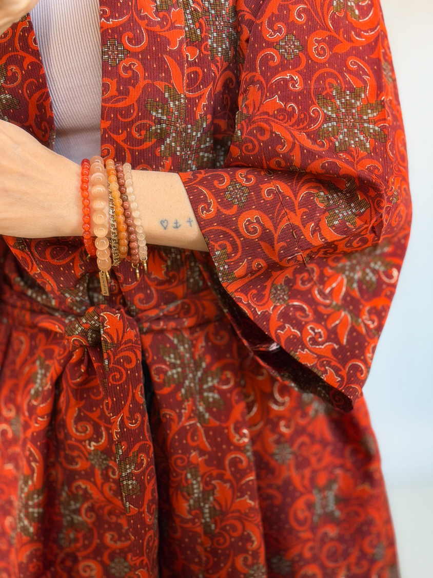 Maria kimono no 408 fra LÉ MOSCH, skøn unik kimono med fint print, anvendelig kimono i et fint farverigt mønster, 