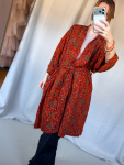 Maria kimono no 408 fra LÉ MOSCH, skøn unik kimono med fint print, anvendelig kimono i et fint farverigt mønster, 