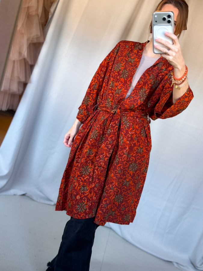 Maria kimono no 408 fra LÉ MOSCH, skøn unik kimono med fint print, anvendelig kimono i et fint farverigt mønster, 