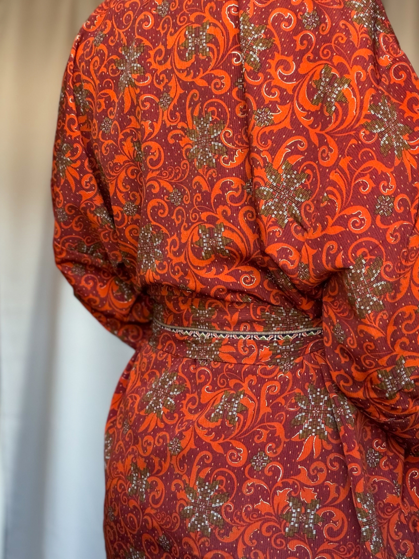 Maria kimono no 408 fra LÉ MOSCH, skøn unik kimono med fint print, anvendelig kimono i et fint farverigt mønster, 