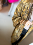 Maria kimono no 409 fra LÉ MOSCH, skøn unik kimono med fint print, anvendelig kimono i et fint farverigt mønster, 