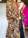 Maria kimono no 410 fra LÉ MOSCH, skøn unik kimono med fint print, anvendelig kimono i et fint farverigt mønster, 