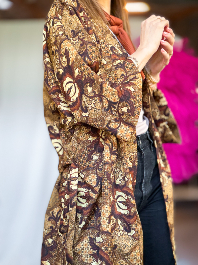 Maria kimono no 410 fra LÉ MOSCH, skøn unik kimono med fint print, anvendelig kimono i et fint farverigt mønster, 