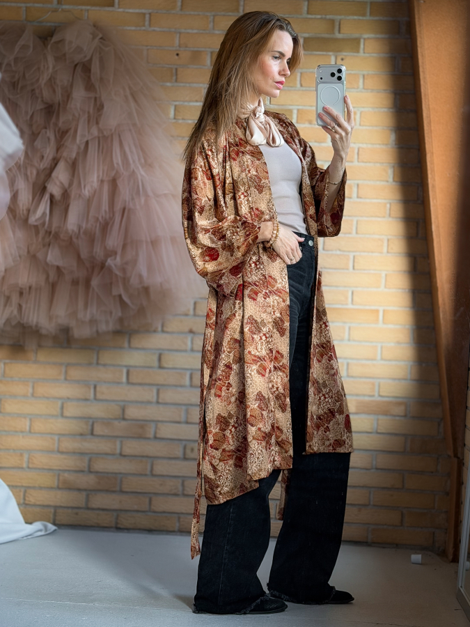 Maria kimono no 411 fra LÉ MOSCH, skøn unik kimono med fint print, anvendelig kimono i et fint farverigt mønster, 
