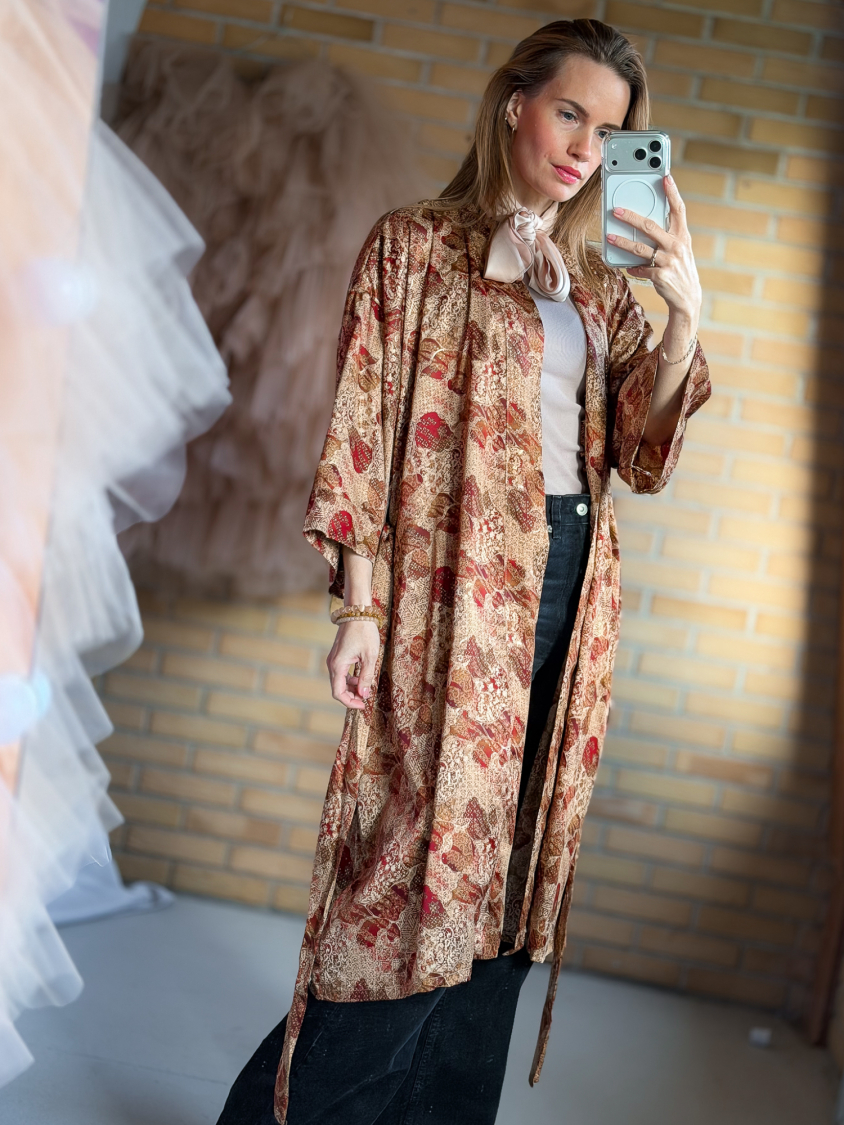 Maria kimono no 411 fra LÉ MOSCH, skøn unik kimono med fint print, anvendelig kimono i et fint farverigt mønster, 