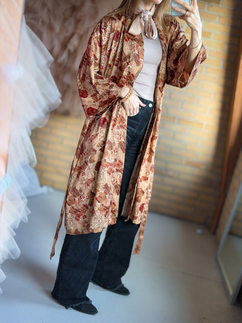 Maria kimono no 411 fra LÉ MOSCH, skøn unik kimono med fint print, anvendelig kimono i et fint farverigt mønster, 